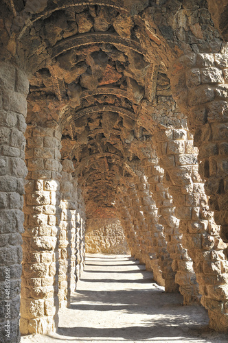 Board z aluminiowym obramowaniem Park Guell zaprojektowany przez architekta Antonio Gaudiego w Barcelonie.