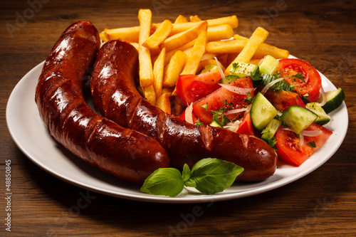 Naklejka samoprzylepna Grillowane kiełbaski, frytki i warzywa