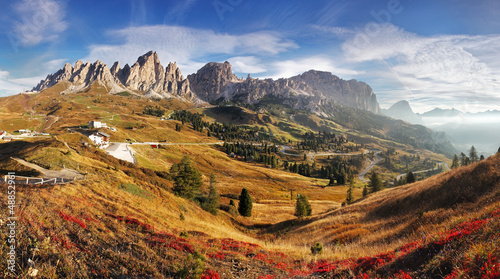 Board z aluminiowym obramowaniem Panorama górska we włoszech dolomitach w Alpach - passo gardena