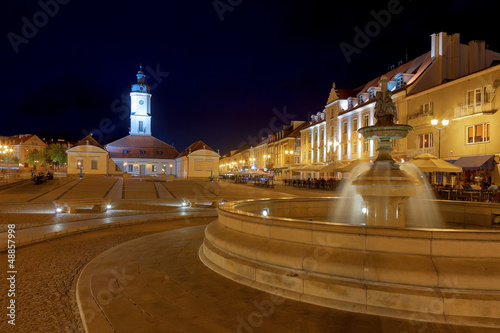 Board z aluminiowym obramowaniem Główny rynek z fontanną nocą, polska.