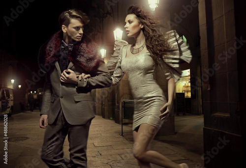 bedruckte Baumwollstoffe - Fashionable couple at nightly walk (von konradbak)