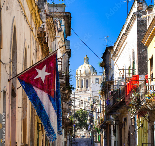 Fototapeta na wymiar Karibik Kuba mit Nationalflagge und Capitol Ansicht