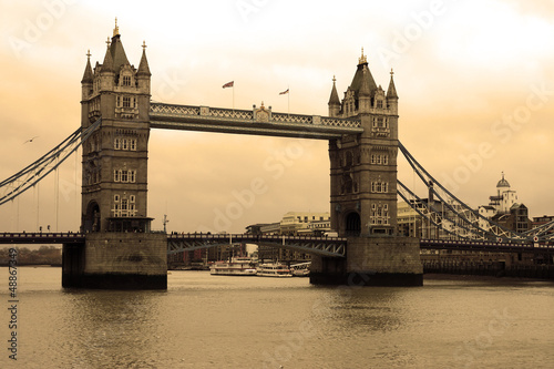 Fotoboard na płycie Tower bridge na rzece Tamizie w Londynie, uk, stylu sepia.