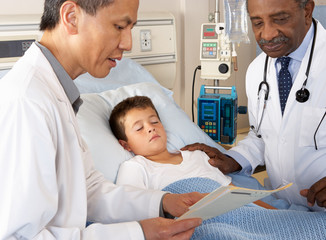 Doctors Visiting Child Patient On Ward