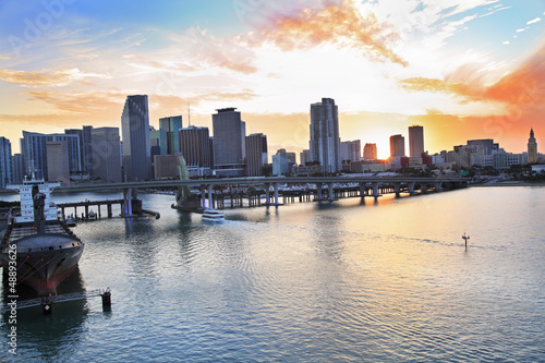 Plakat na papierze fotorealistycznym Panorama panoramę Miami i Zatokę Biscayne o zachodzie słońca