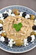 Hummus mit Oliven und Feta