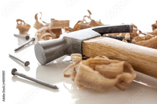 Fotografie, Obraz hammer and nails on a wood board with sawdust shavings