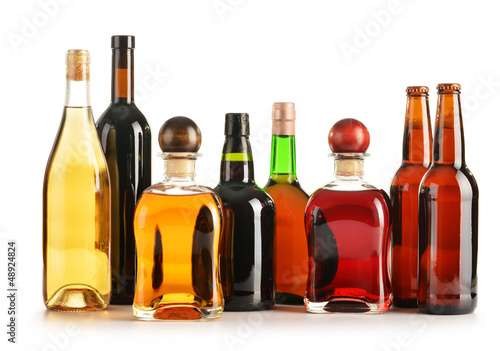 Board z aluminiowym obramowaniem Skład z butelkami różnych produktów alkoholowych na białym tle