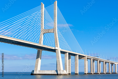 Obrazy most biały  nowoczesny-fragment-mostu-bialy-na-jasnoniebieskim