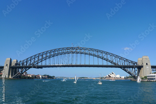 Board z aluminiowym obramowaniem Słynny port i opera house w sydney, australia.