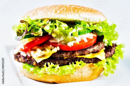 Naklejka samoprzylepna Hamburger - burger z grillowaną wołowiną i warzywami