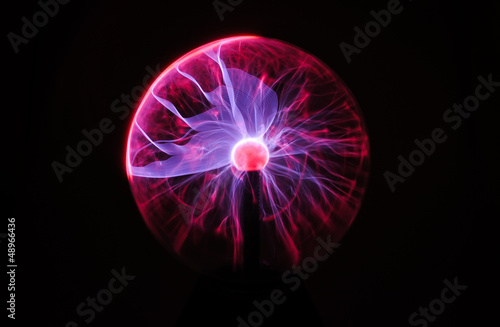 Fotografía close up on purple and red glows in glass plasma lamp