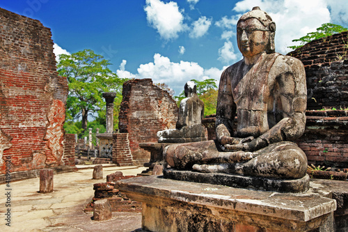 buddha-w-polonnaruwa-swiatyni-sredniowieczna-stolica-ceylon-unesco