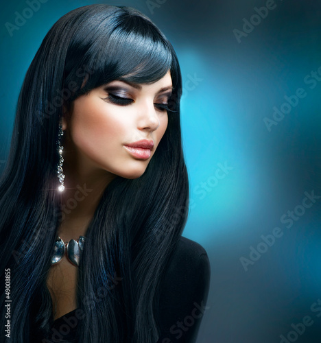Plakat na zamówienie Dziewczyna z długimi czarnymi włosami na niebieskim tle