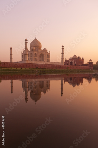 Board z aluminiowym obramowaniem Taj Mahal o zachodzie słońca.