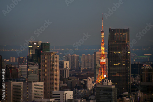 Board z aluminiowym obramowaniem Tokio tower, światła w nocy