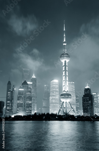 Plakat na papierze fotorealistycznym Szanghaj skyline w nocy w czerni i bieli