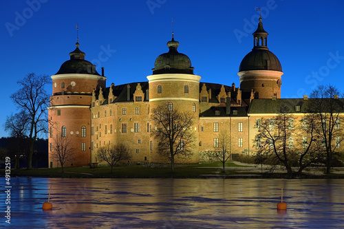Board z aluminiowym obramowaniem Zamek gripsholm w zimowy wieczór, Szwecja