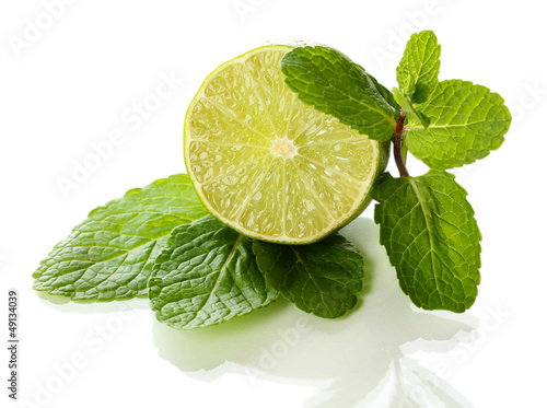 Obraz w ramie Mint with lime isolated on white