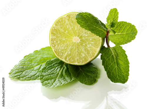 Naklejka nad blat kuchenny Mint with lime isolated on white