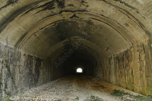 Obraz na płótnie canvas Ciemny kolejowy opuszczony tunel