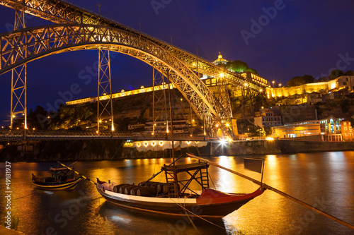 Board z aluminiowym obramowaniem Dom luis i most nad rzeką Douro w nocy. 