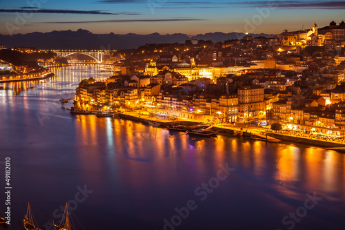 Board z aluminiowym obramowaniem Panoramiczny starej rzeki porto i douro w nocy, portugalia
