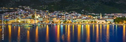 Board z aluminiowym obramowaniem Miasto makarska w chorwacji w nocy