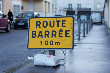 panneau route barrée en ville