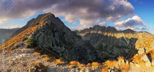 Board z aluminiowym obramowaniem Panorama górska na wiosnę na słowacji - solisko - tatry
