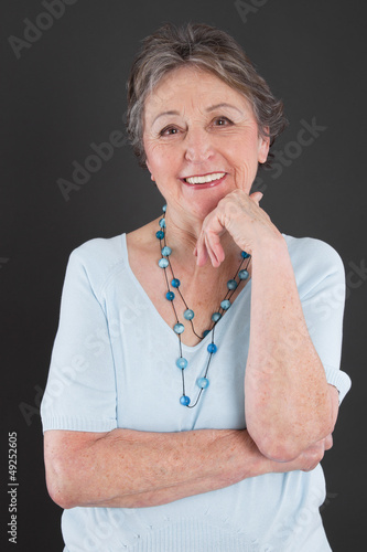 Portrait einer ältere Dame mit grauen Haaren Stock-Foto | Adobe Stock