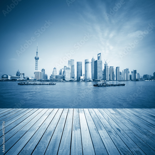 Board z aluminiowym obramowaniem Szanghaj skyline i drewniane podłogi