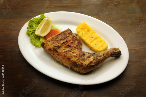 Board z aluminiowym obramowaniem Grillowany kurczak z grilla a la parrilla grillowany kogucik