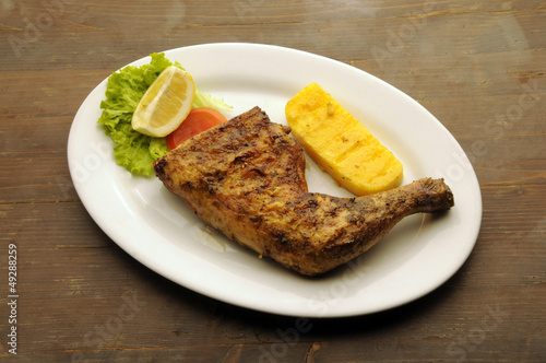 Board z aluminiowym obramowaniem Grillowany kurczak z grilla a la parrilla grillowany kogucik