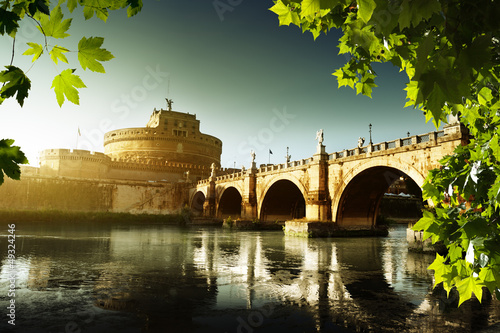 swiatobliwy-aniol-forteca-i-tiber-rzeka-w-rzym-wlochy