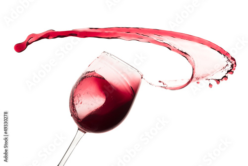 Plakat na papierze fotorealistycznym Czerwone wino rozpryskiwania ze szkła, samodzielnie na białym tle