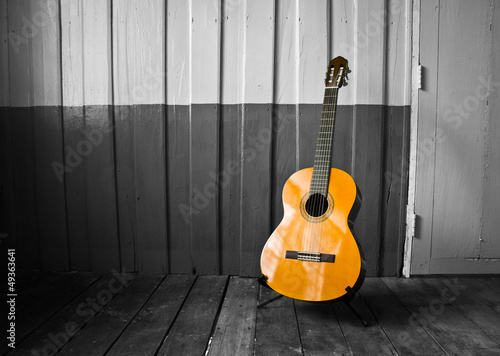 Board z aluminiowym obramowaniem Gitara klasyczna