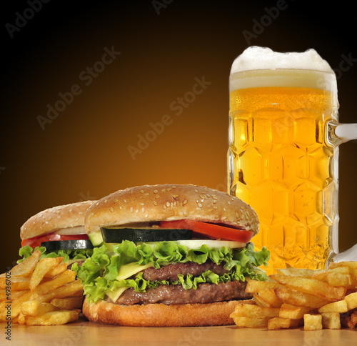 Board z aluminiowym obramowaniem Hamburgery i piwo.