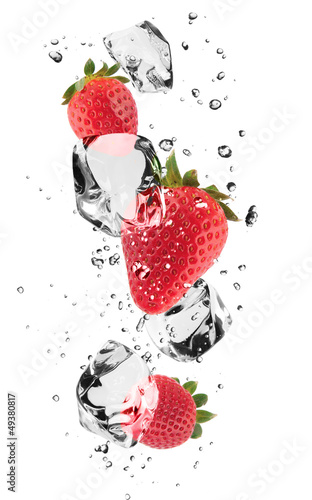 Naklejka dekoracyjna Strawberries with ice cubes, isolated on white background