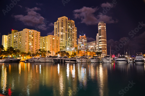 Plakat na papierze fotorealistycznym Nocna scena w Miami