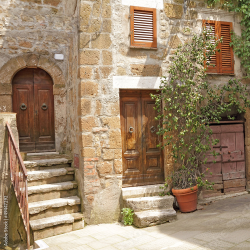Fototapeta na wymiar italian yard in tuscan village