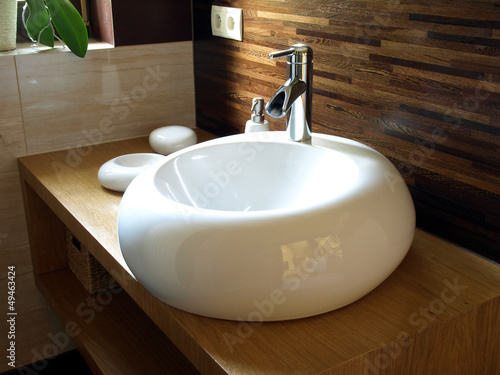 Fotografía  Round sink in a modern bathroom