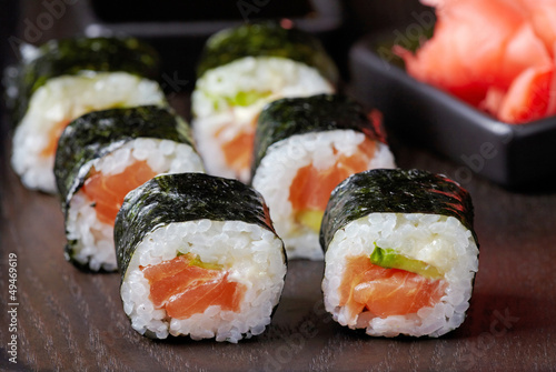 Tapeta ścienna Sushi z łososiem i awokado