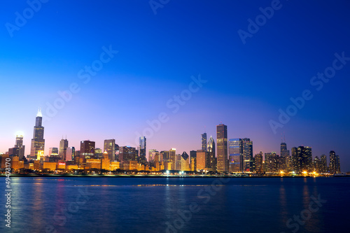 Fotoboard na płycie Centrum Chicago przez jezioro michigan o zachodzie słońca, il, usa