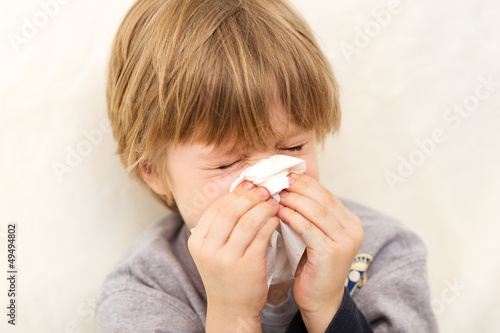 Fotografia, Obraz Child cold flu illness tissue blowing runny nose