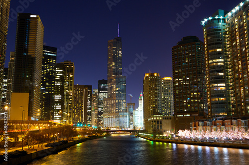 Naklejka samoprzylepna Rzeka chicago z riverwalk w nocy, il, usa