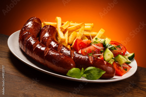 Naklejka samoprzylepna Grillowane kiełbaski, frytki i warzywa