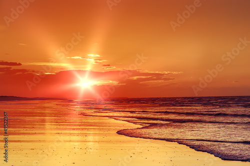 Obraz na płótnie canvas Zachód słońca na plaży