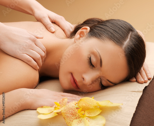 Fototeppich crystal velvet - beautiful woman in massage salon (von Syda Productions)
