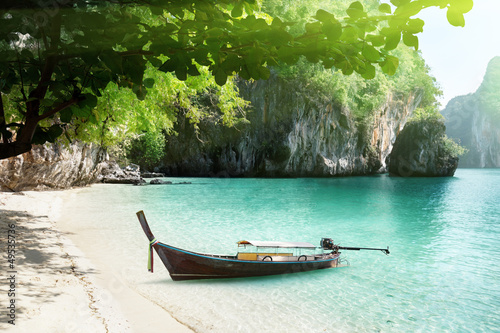 Plakat na papierze fotorealistycznym Łódź na plaży wyspy w prowincji krabi, Tajlandia